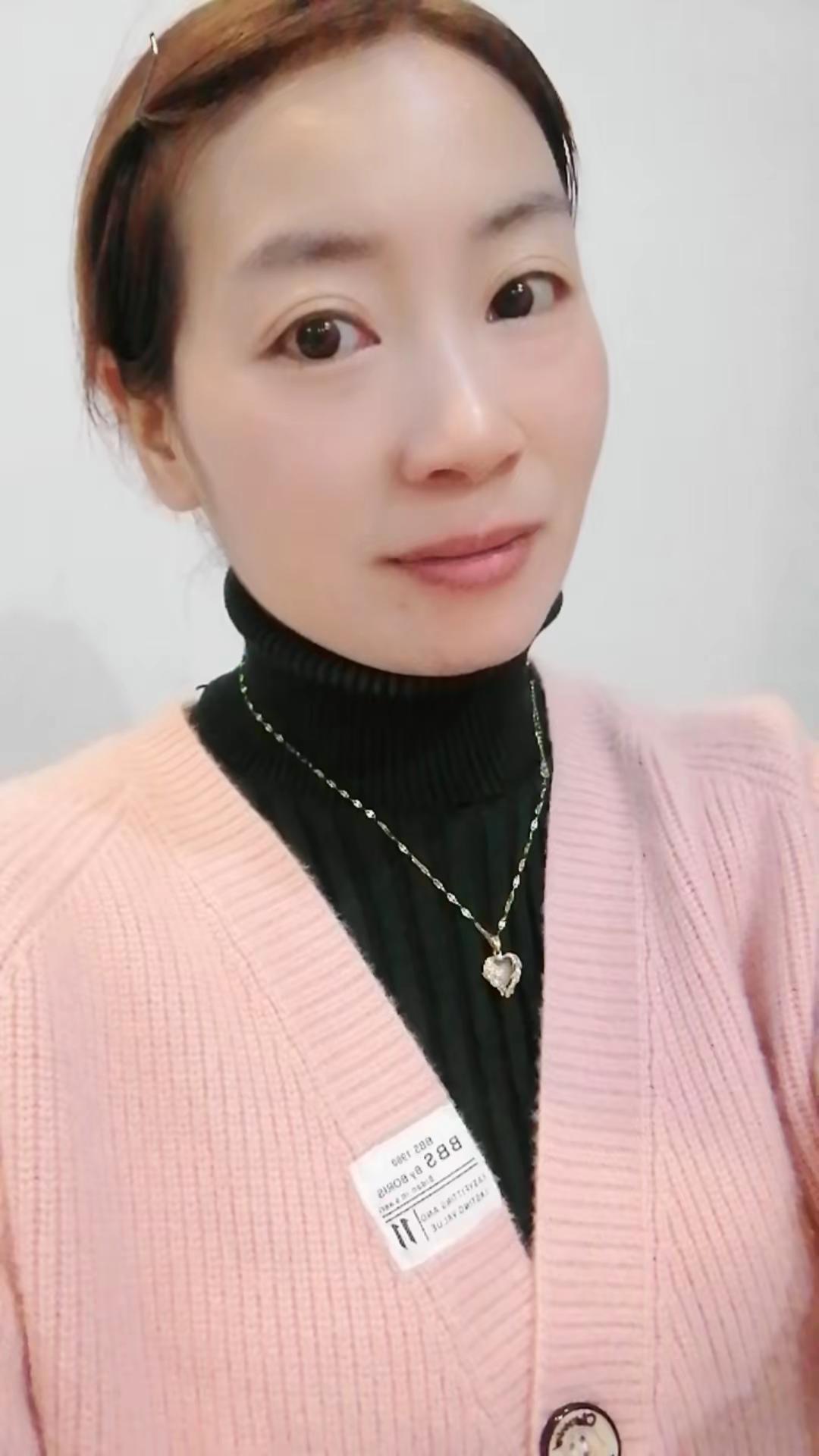 突然想到我感觉很懒，很朴素，头发不烫，眉毛不纹，妆不画的，在干什么哦？其实………