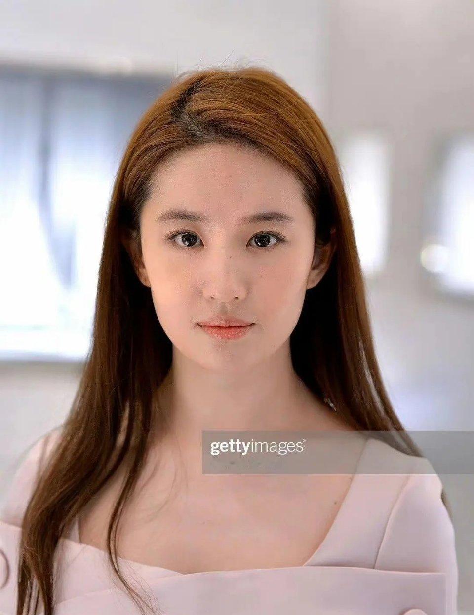 刘亦菲现在的这张脸怎么看怎么怪，和小龙女时期一点也不一样了 ​​​