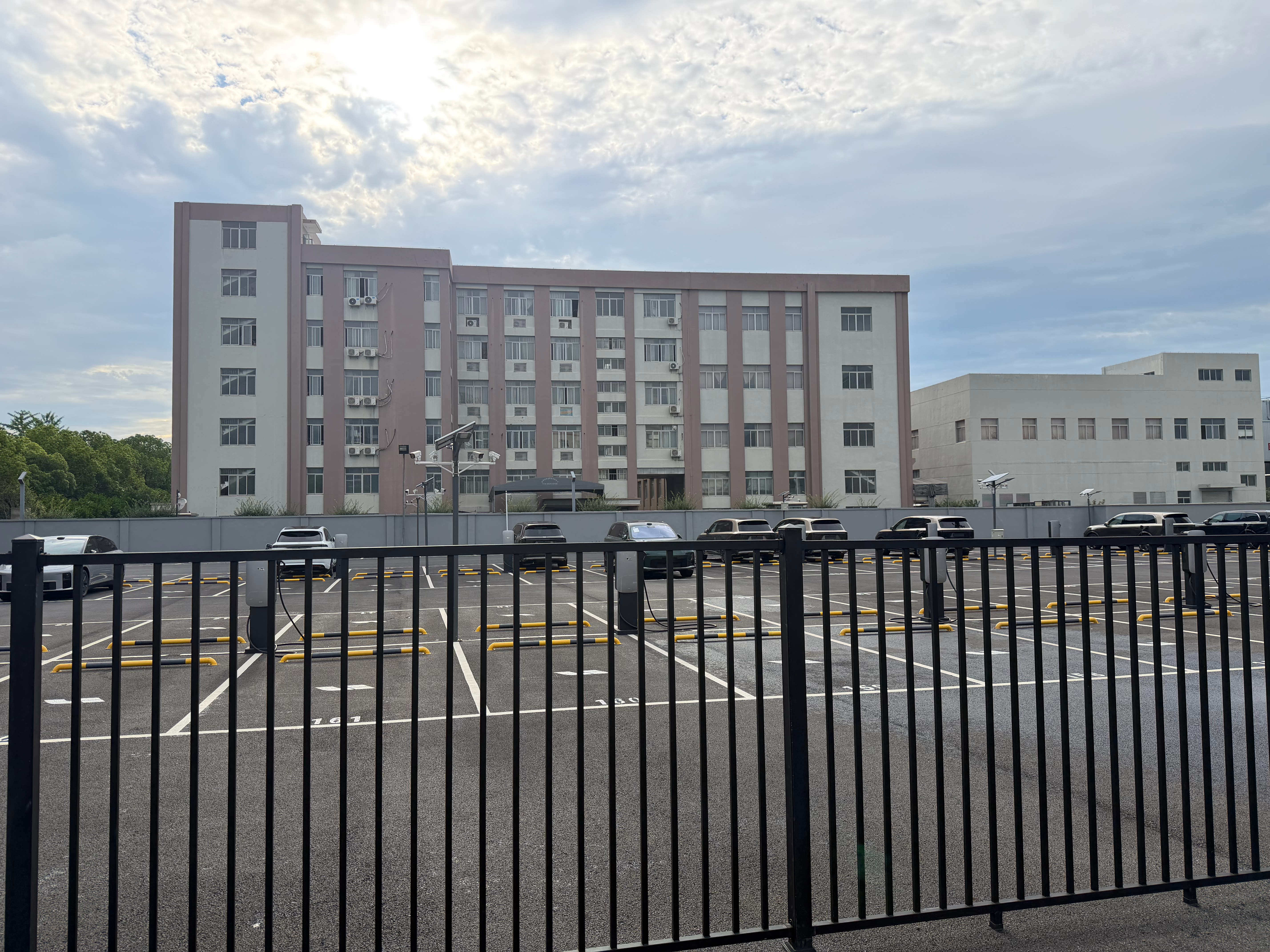 没车卖真是一件很痛苦的事在卖的车生产完拉来一批就提走这全国最大的交付停车场总共就