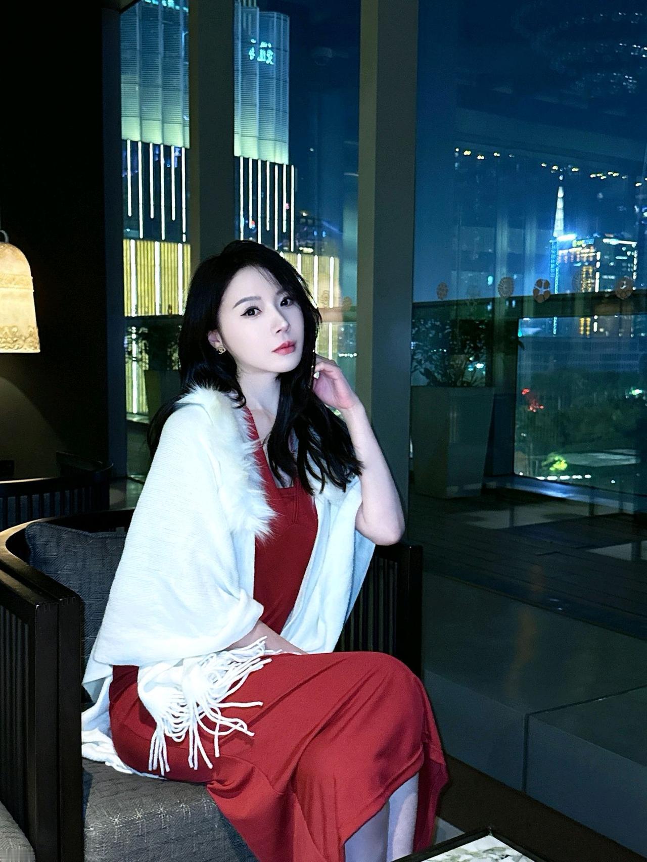 冬季想穿得优雅自信，不用大牌，掌握技巧就行。选对版型很关键，要上松下紧，像宽松燕