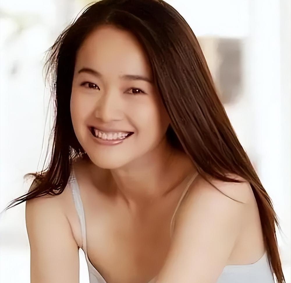 当年，记者拍到陈道明在左小青的公寓待了6个小时才匆忙离去，第二天陈道明的妻子怒怼