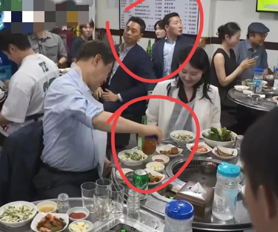 李在明，走访基层下馆子，与民众一起吃饭，进店后坐满了，也不清桌，挑了正在吃的一桌