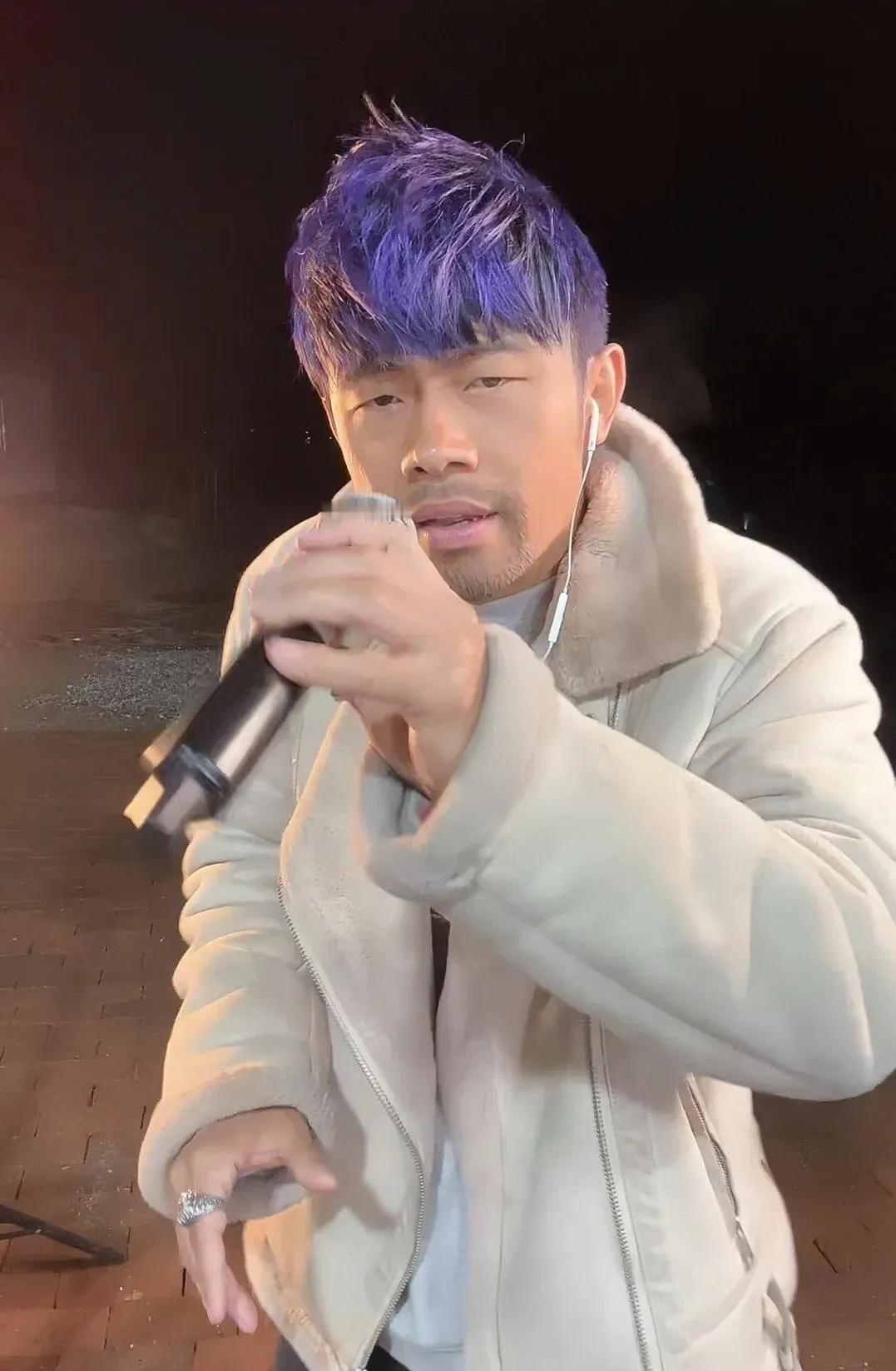 近期，“山寨周杰伦”现象在网络上引起广泛关注。两位网红因模仿周杰伦而走红，不仅外