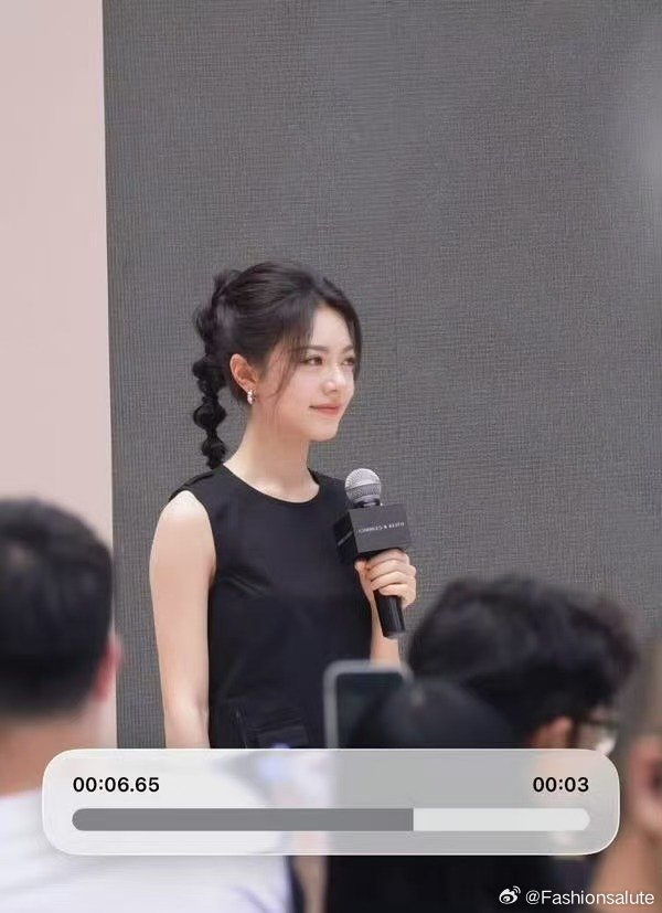 赵今麦小ck活动状态赵今麦成都线下活动造型镜头前甜笑比心，赵今麦今日好状态上线 