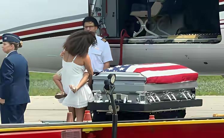 当运送美国士兵遗体的飞机落下瞬间，整个人心情非常的悲痛，妻子带着自己的孩子来到丈