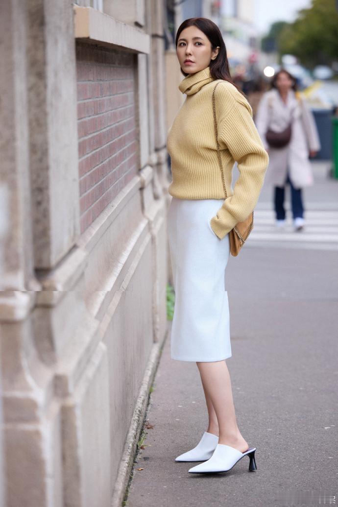 #曾黎脚踝好细# 曾黎在巴黎的最新街拍中，一袭白色过膝裙尽显女神风范。那纤细的脚