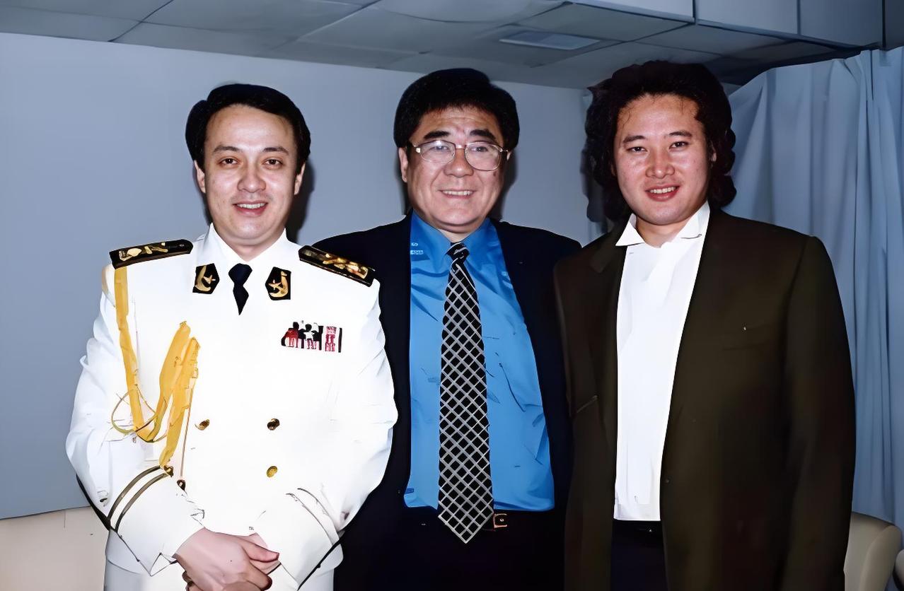 乐坛罕见的一张合影，从左至右依次是歌唱家吕继宏、声乐宗师金铁霖先生、歌剧名家戴玉