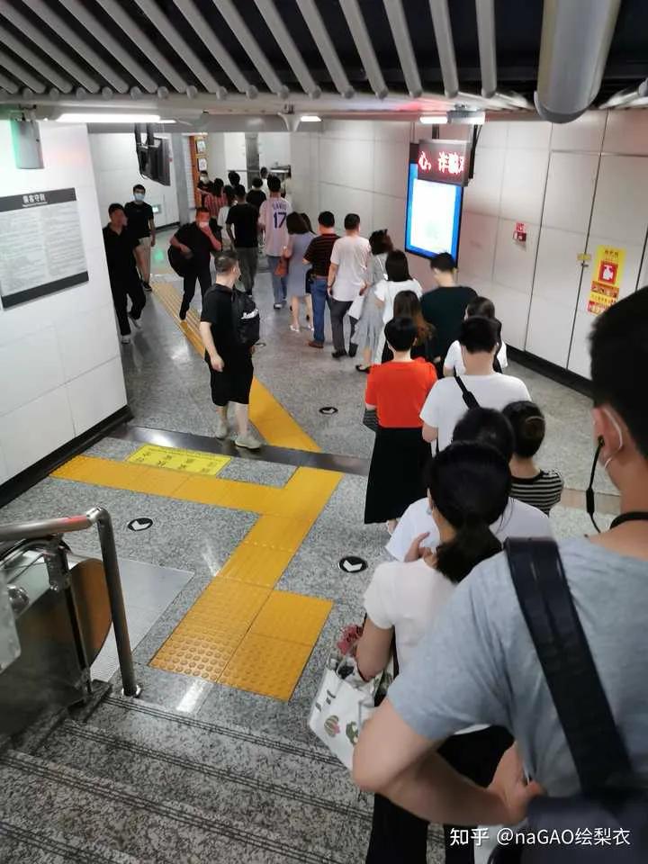 地铁安检就如同炮打蚊子，完全是大材小用，用巨大的代价来应付极小概念的事件。
可能