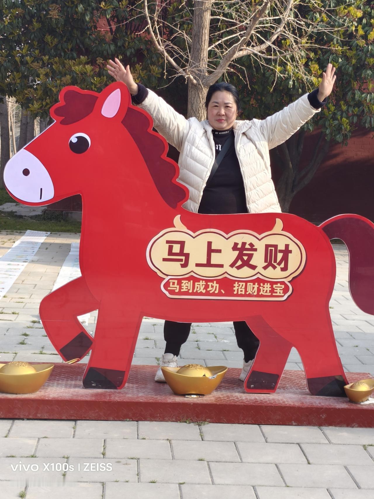 淮阳网红真多
    昨天去赶淮阳会，看到很多网红在那直播
    太阳下面出着