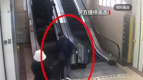 “白嫖上瘾了！”2024年3月，广东，一男子在地铁站坐扶梯时，既没有握紧扶手，再