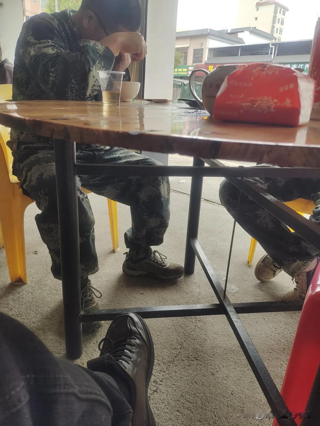 又是一个人漂泊到东莞，经朋友介绍在厂里找了份散工。工资不高，好在东莞的房租比较便
