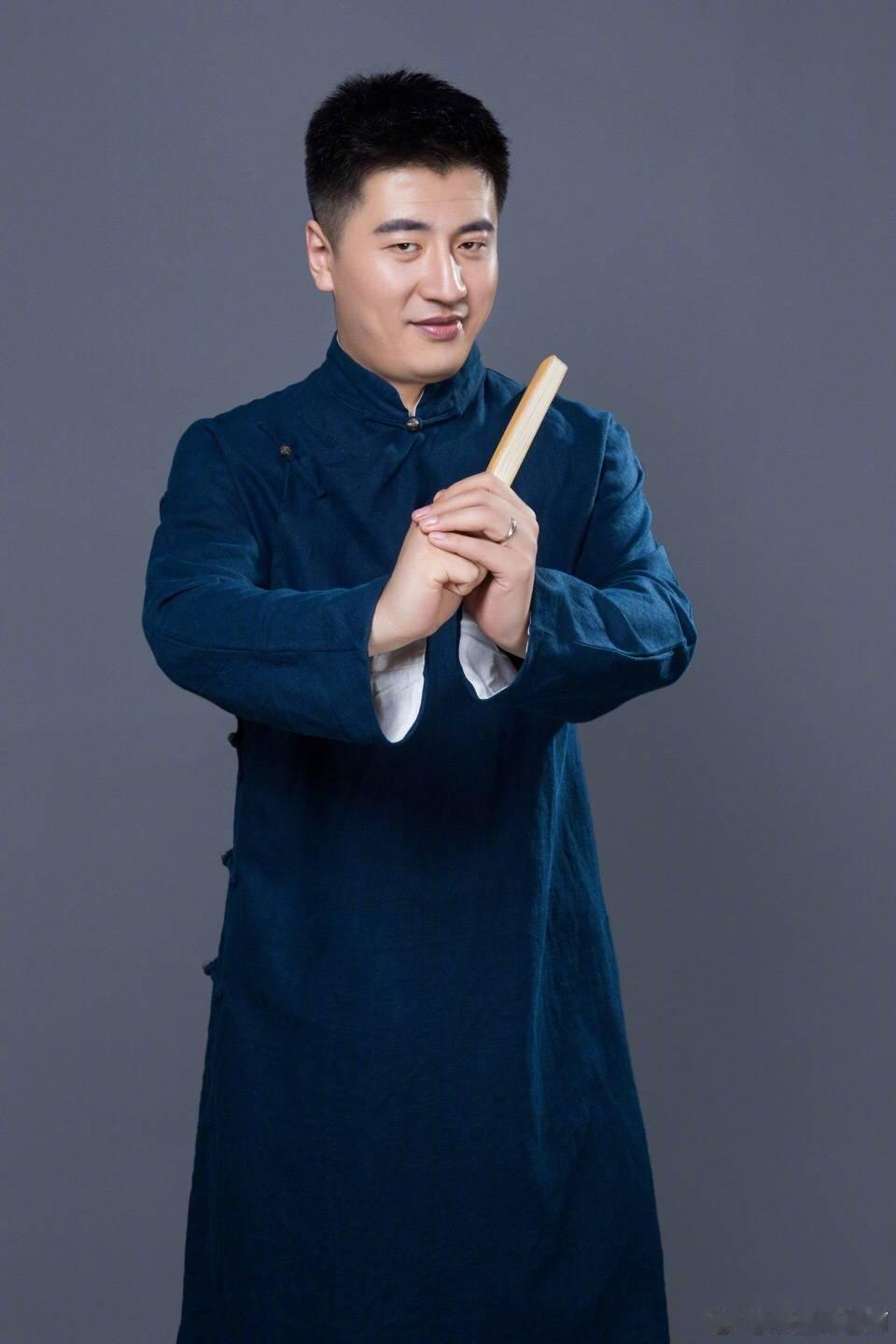 有人认为那个离职的老师说得对，因为填报志愿花个万八的确实太高了！

如果是张老师