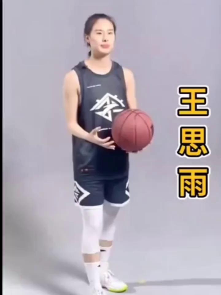 我是王思雨，喜欢他们叫我。其实我是那种上场一分钟就会拼命六十秒的球员，想过放弃，