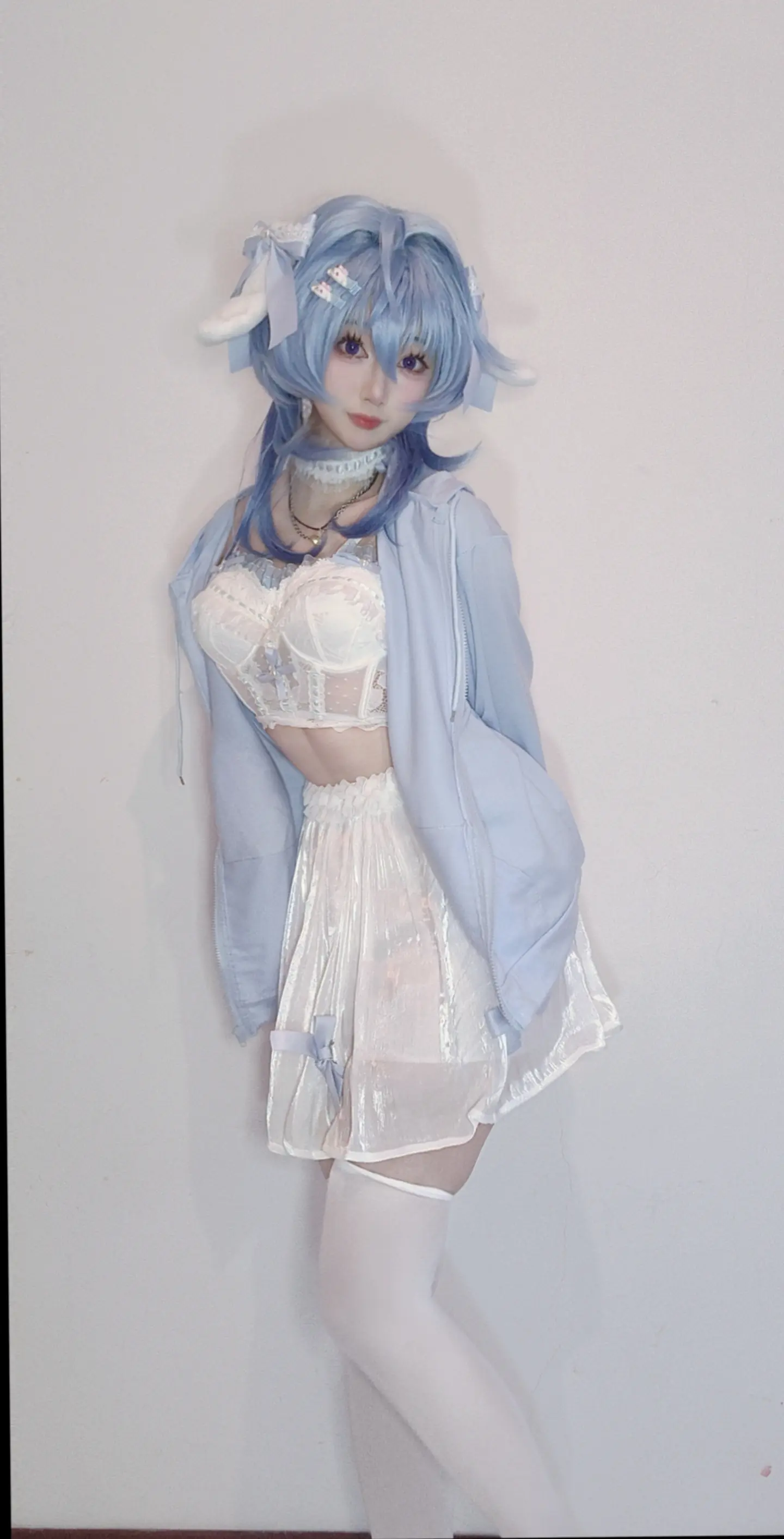 我们一族是严格的素食主义者，肉类料理就请允许我谢绝了。嗯，没错即使是荤油混在蔬菜丸子里也不行...不可以。不可以哟。我能够闻出来的。