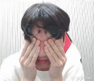 我其实很想问下喜欢多兰的人到底看过比赛没有？怎么广场里有这么多兰妈妈？只要看过比