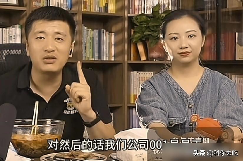 张雪峰走了，001号大将万霞的“信仰”，一夜之间成了最奢侈的泡沫。
从月薪35