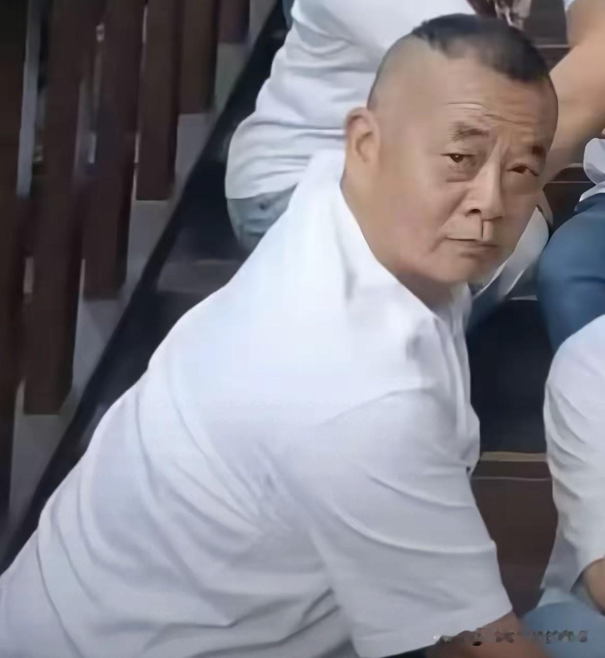 痛快！伊犁警方终于安排了，重庆“白嫖王”碰瓷酒店已正式立案，警方已经调取监控、聊