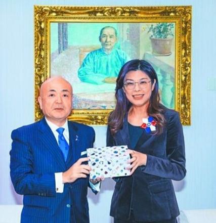郑丽文捐款100万给日本人？
赖清德等人捐了20万
卢秀燕捐了10万
为了日本熊