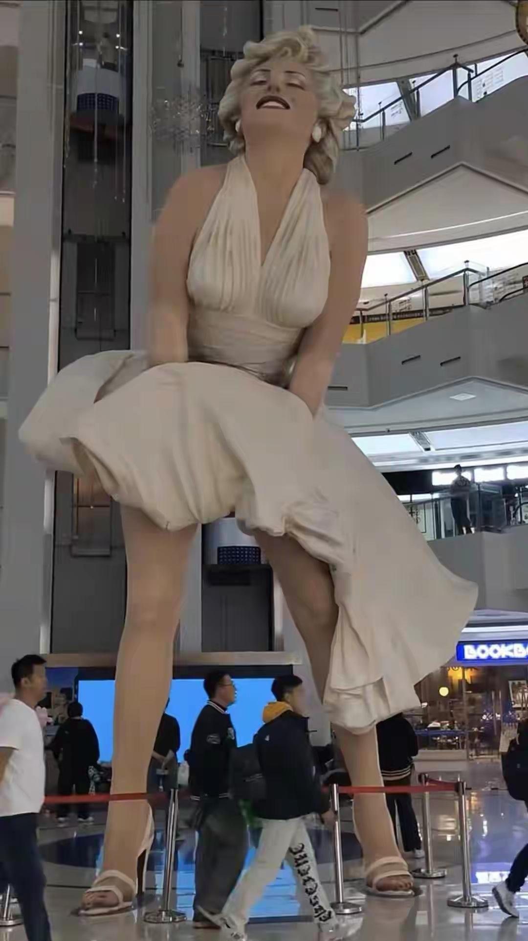 大连拆除玛丽莲·梦露雕塑，是一件好事
媒体报道，大连市中央大道旅游文化购物中心高