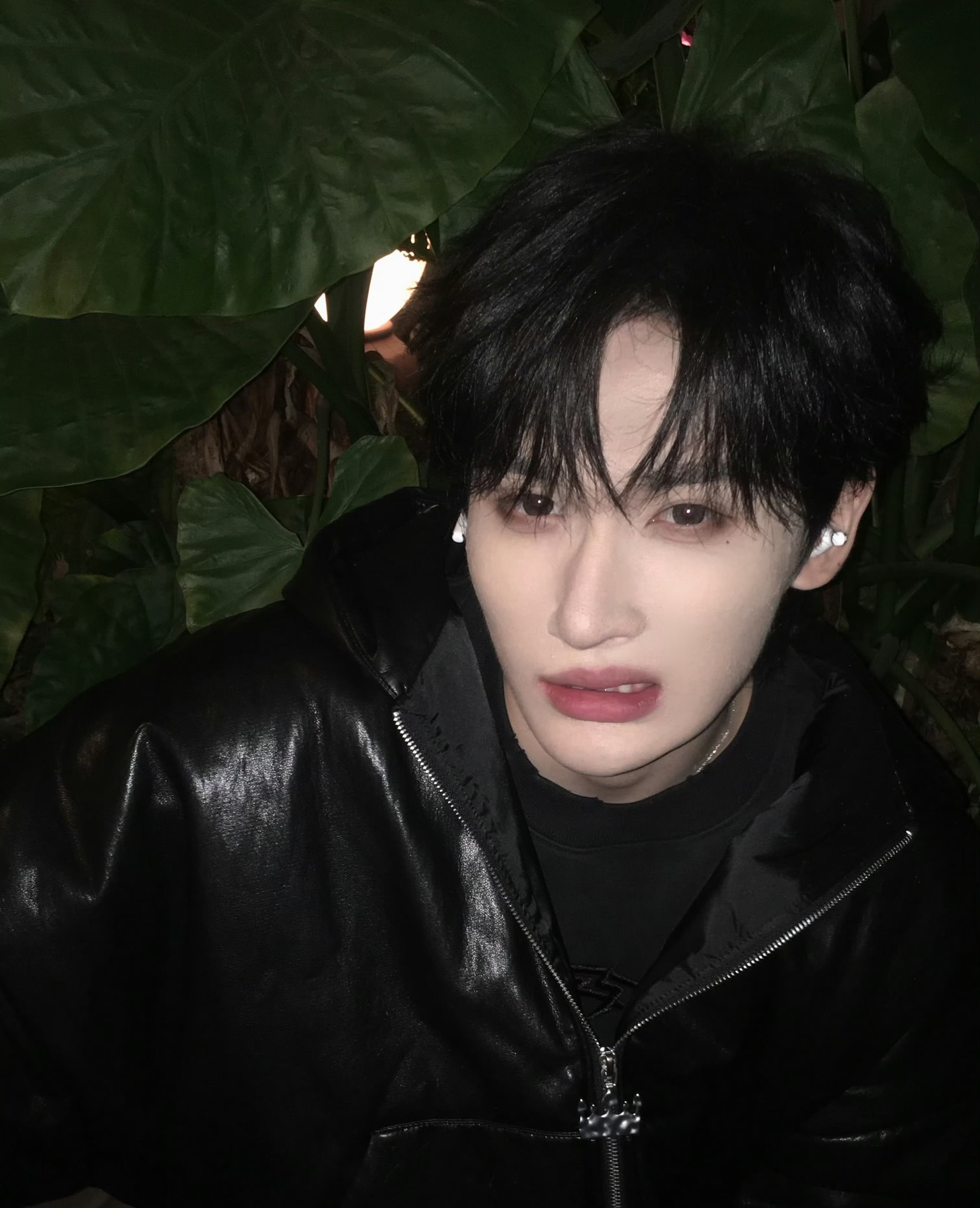 余宇涵走到哪摔到哪 谁说余宇涵身上默默抽象的幽默感这喜剧的“掉凳”技巧玩得多6啊