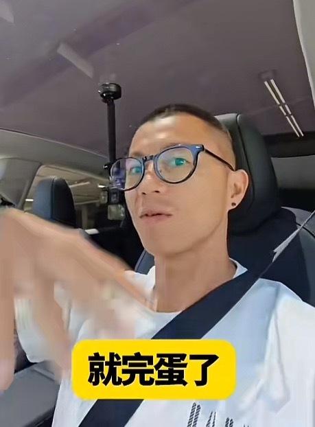 陈震说FSD好用得能帮人降智，这话听着像吐槽，细想挺扎心
陈震试了特斯拉最新FS