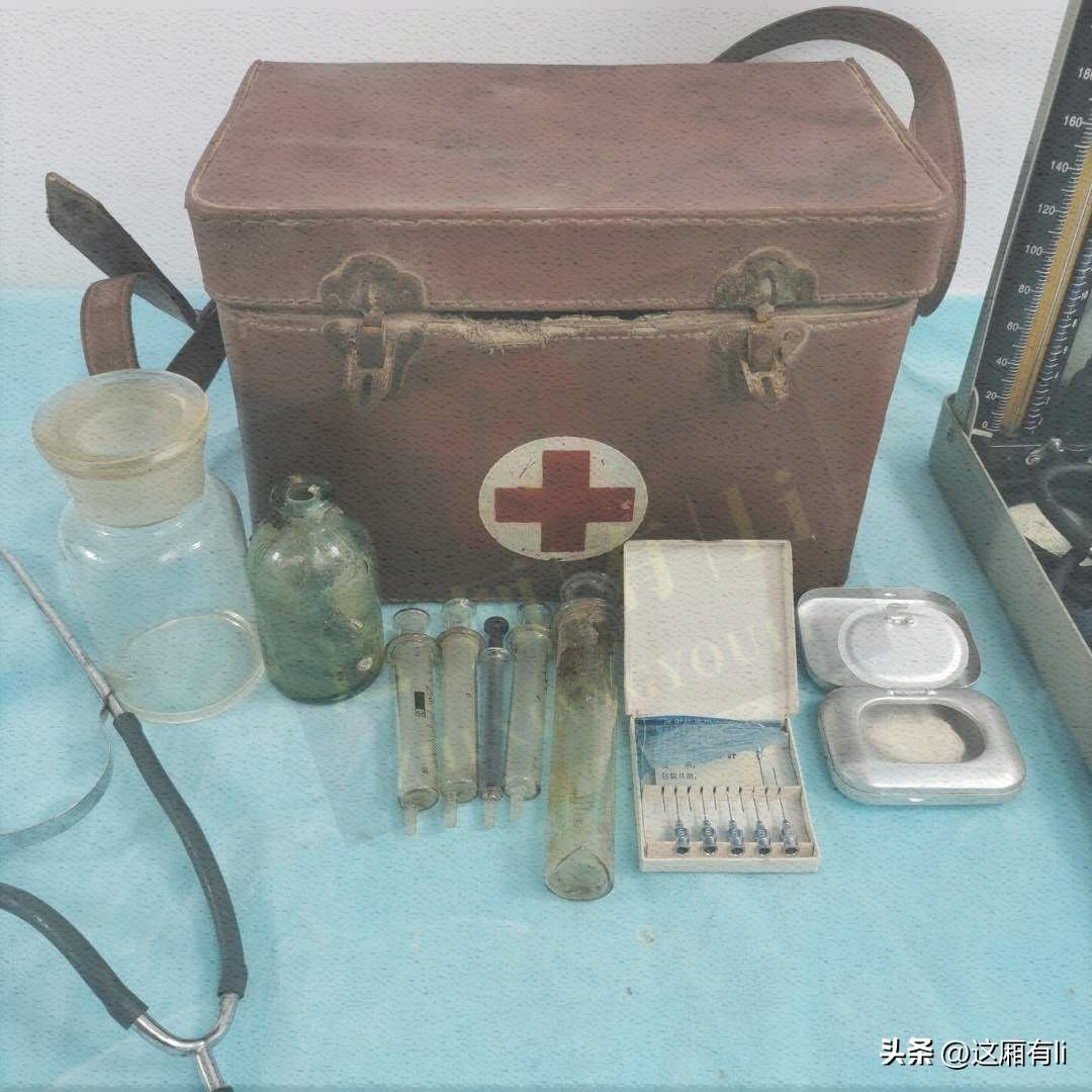 皮箱历经岁月磨损，玻璃容器与金属器具静静陈列。当年赤脚医生靠着这套行头，走遍十里