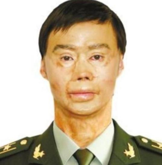 1995年，一名解放军战士乘车返程归队，路上他劝阻司机不能违规停车加油，可司机根
