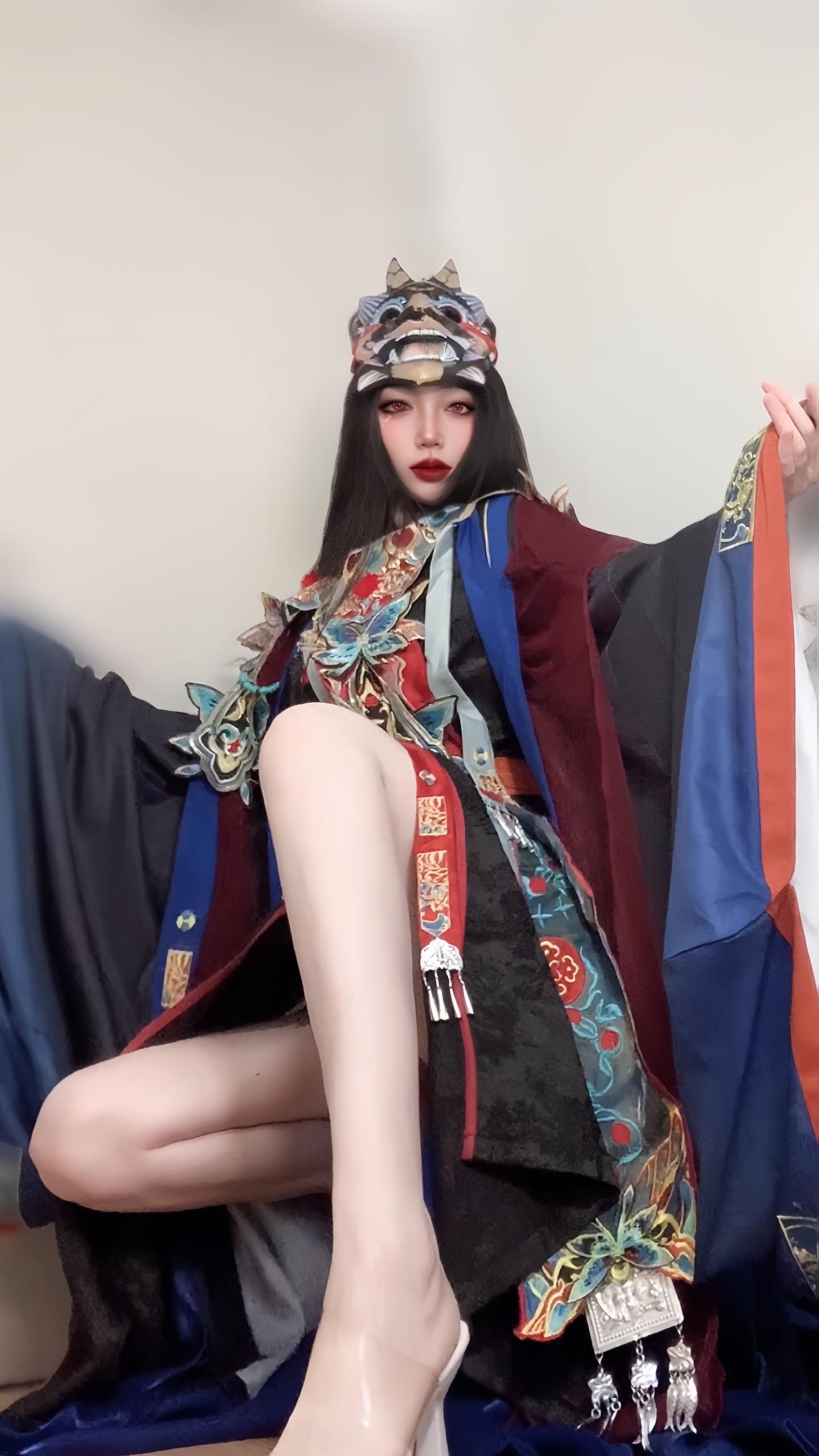 50岁依然保持好状态之。神明用凶煞威严的面具吓退恶魔，恶魔以美丽的面具吸引人类