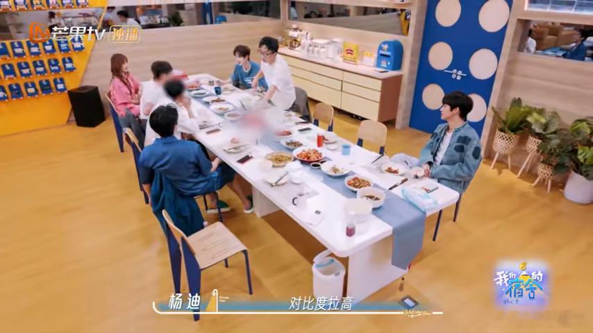 何与朋友圈健身照滤镜 何炅刷朋友圈刷到了何与的健身动态，话刚出口何与就跟高瀚宇交