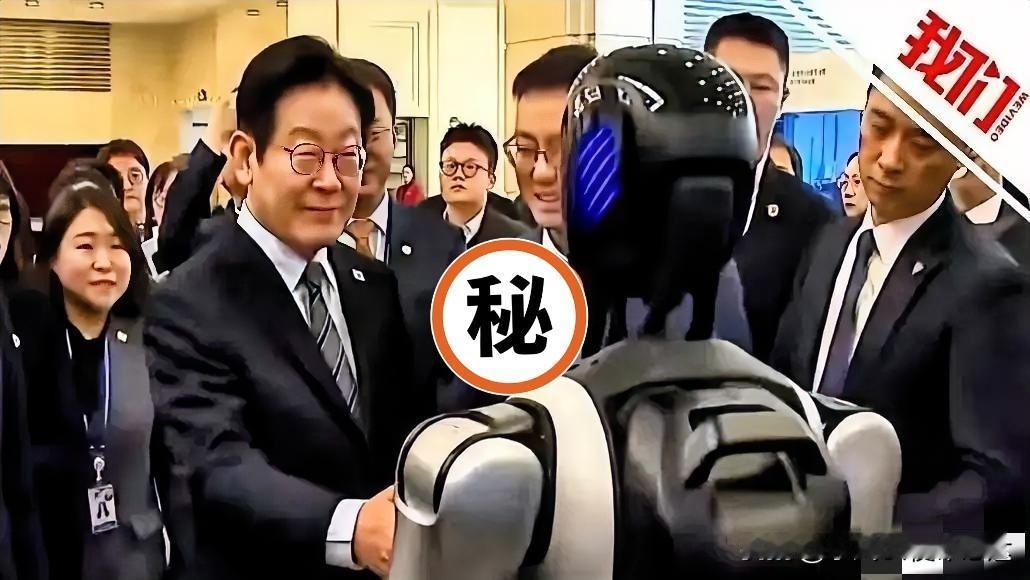 李在明从上海几乎是“逃”走的。
别信什么行程太忙。导火索，是他伸出手，想跟一个机