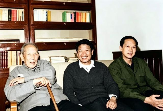 1982年，时任中顾委副主任李维汉与长子李铁映、次子李铁林在家中合影。
真正值得