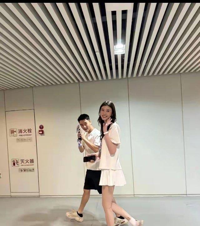 何猷君：工作牌挂这么正式，像去开董事会。

奚梦瑶：不然呢？你买的票，我得显得值