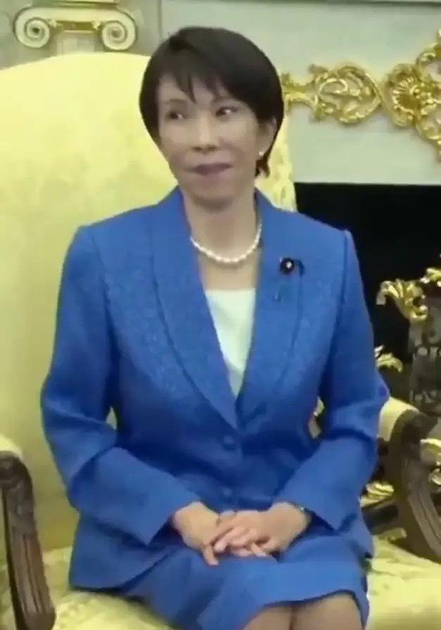 名场面，真难熬啊！今天，高市首相算是体会一把世界级压力测试，在白宫，日本记者当面