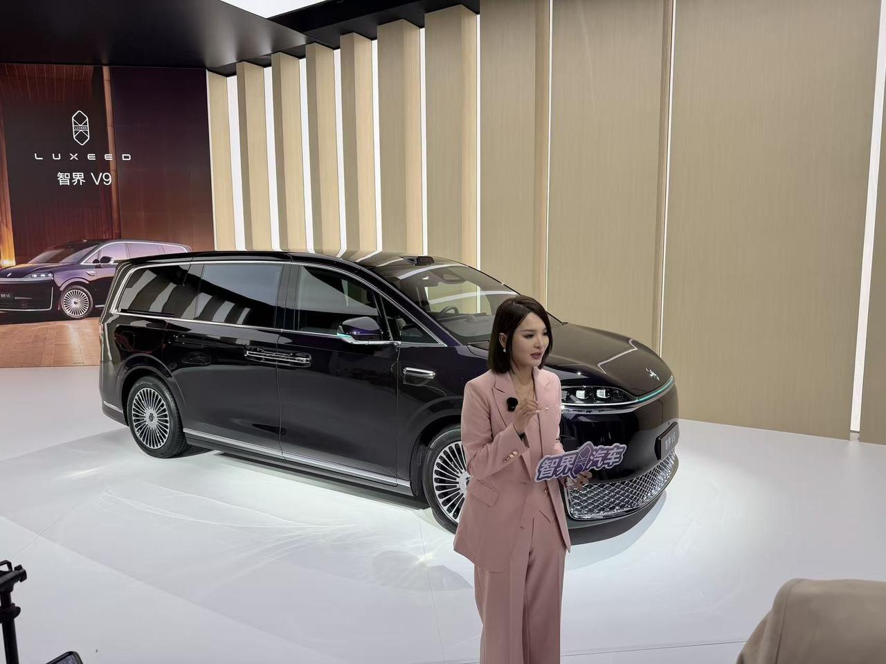 智界V9实车今天亮相了，现场有黑色和紫色两台车，明显还是感觉紫色的车漆看起来更高