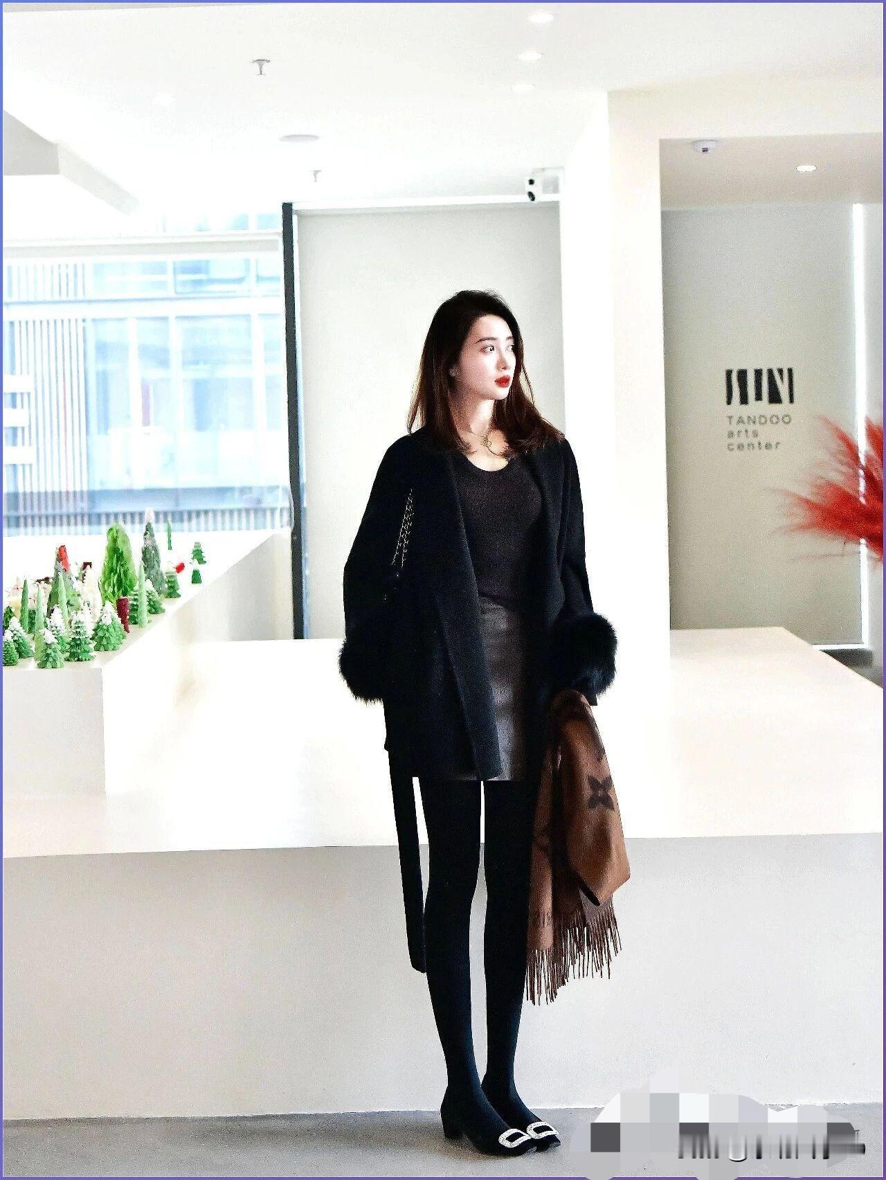 一个穿着时髦的女士在室内摆姿势