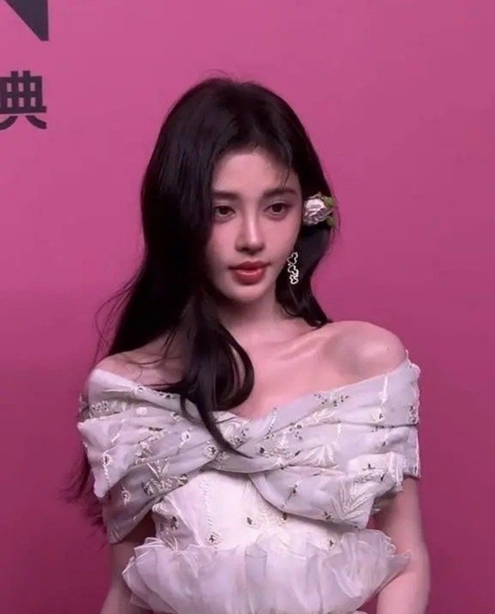 鞠婧祎的美貌这样看的话值得吹吗？ ​​​