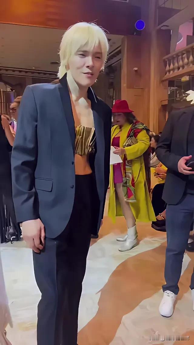 蕾丝透视裙真不算什么，袜胸内衣又上阵了！向佐真是在挑战我们人类忍耐极限啊[恐惧]