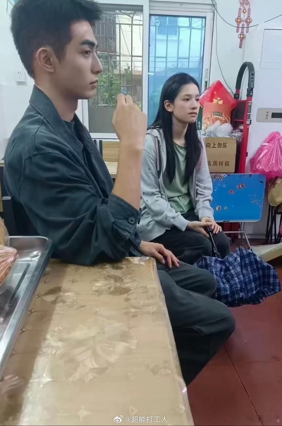 宋威龙张婧仪像广东本地人一方面是张婧仪和宋威龙的妆造接地气，另一方面是他俩人的演