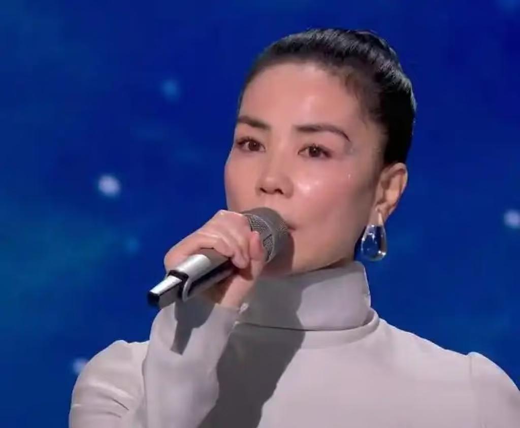 今年王菲出来后，还是不得不感慨一下岁月无情，王菲脸颊都瘦出刀削感了，一直觉得王菲