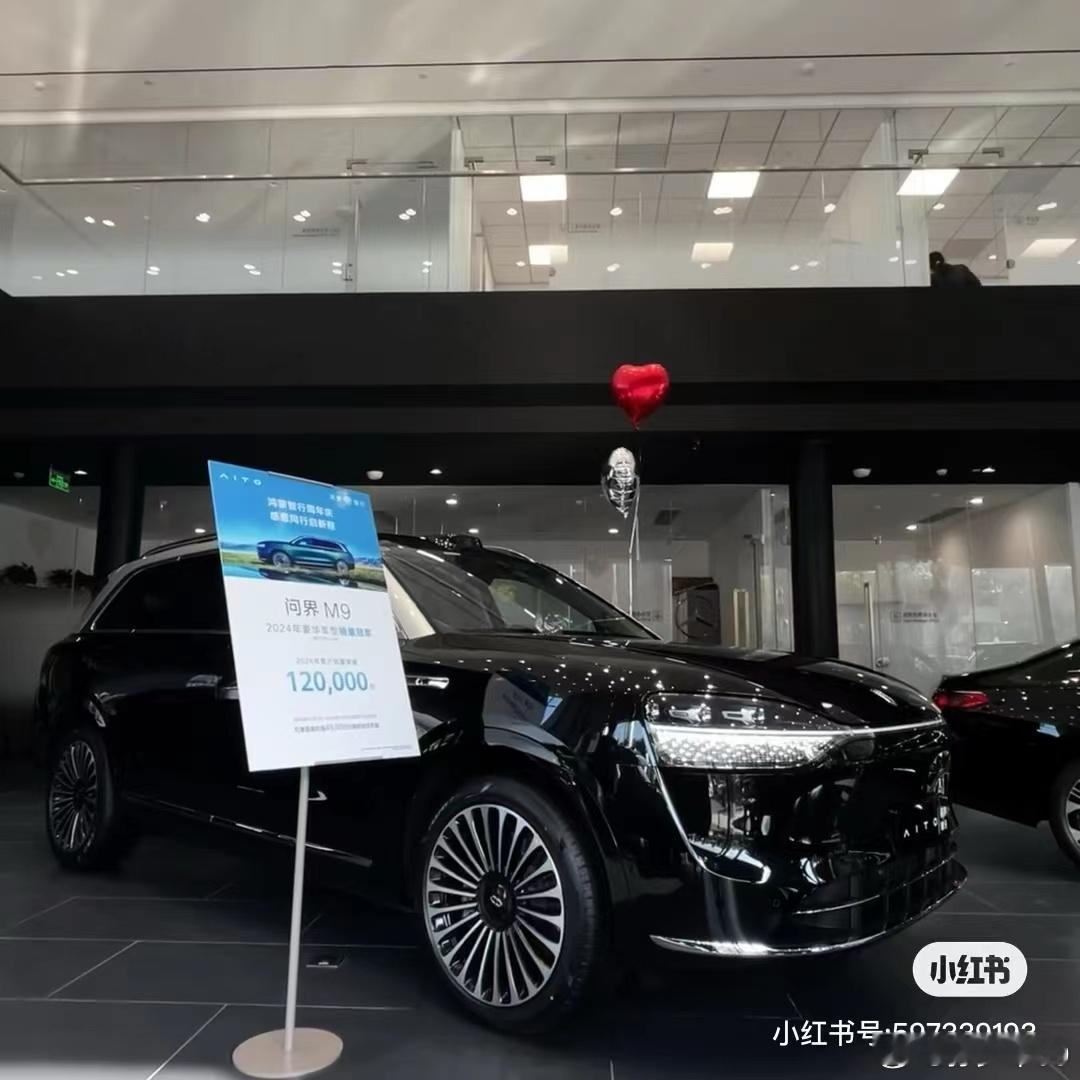 奔驰展厅客户：店里卖最好的SUV是哪一个？销售（带客户到问界M9前）：这个客户：