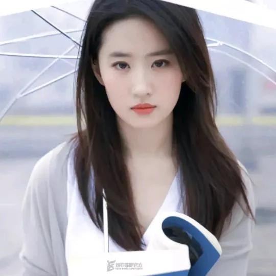 雨中漫步，伞下美人，优雅动人。初秋雨中漫步 夜景撑伞少女 雨中的美女 伞下浅笑 