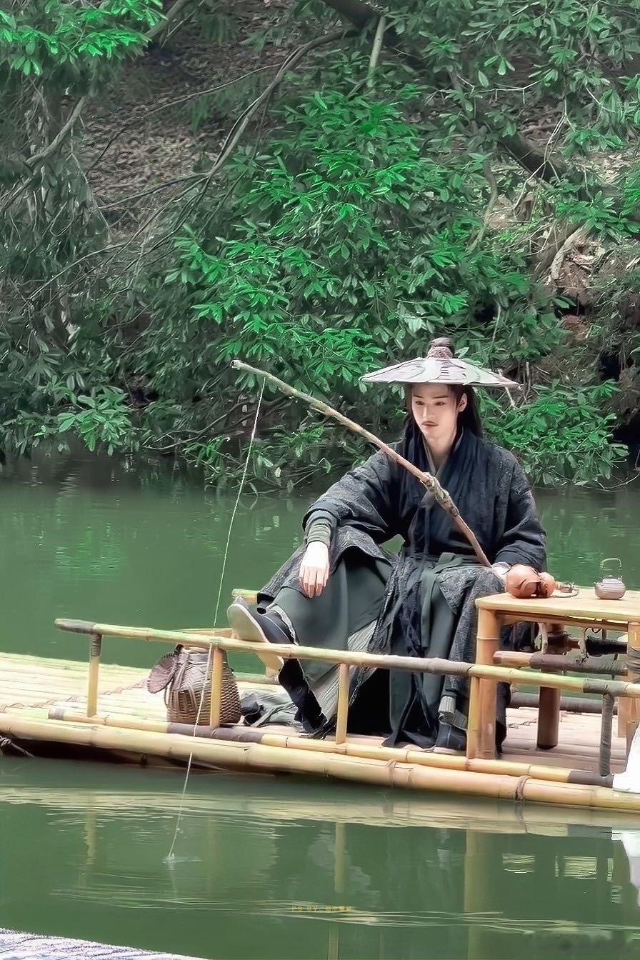 龚俊时尚氛围感格外出众，穿搭驾驭力超强，手握五大女刊准满贯的亮眼成绩，每一组写真