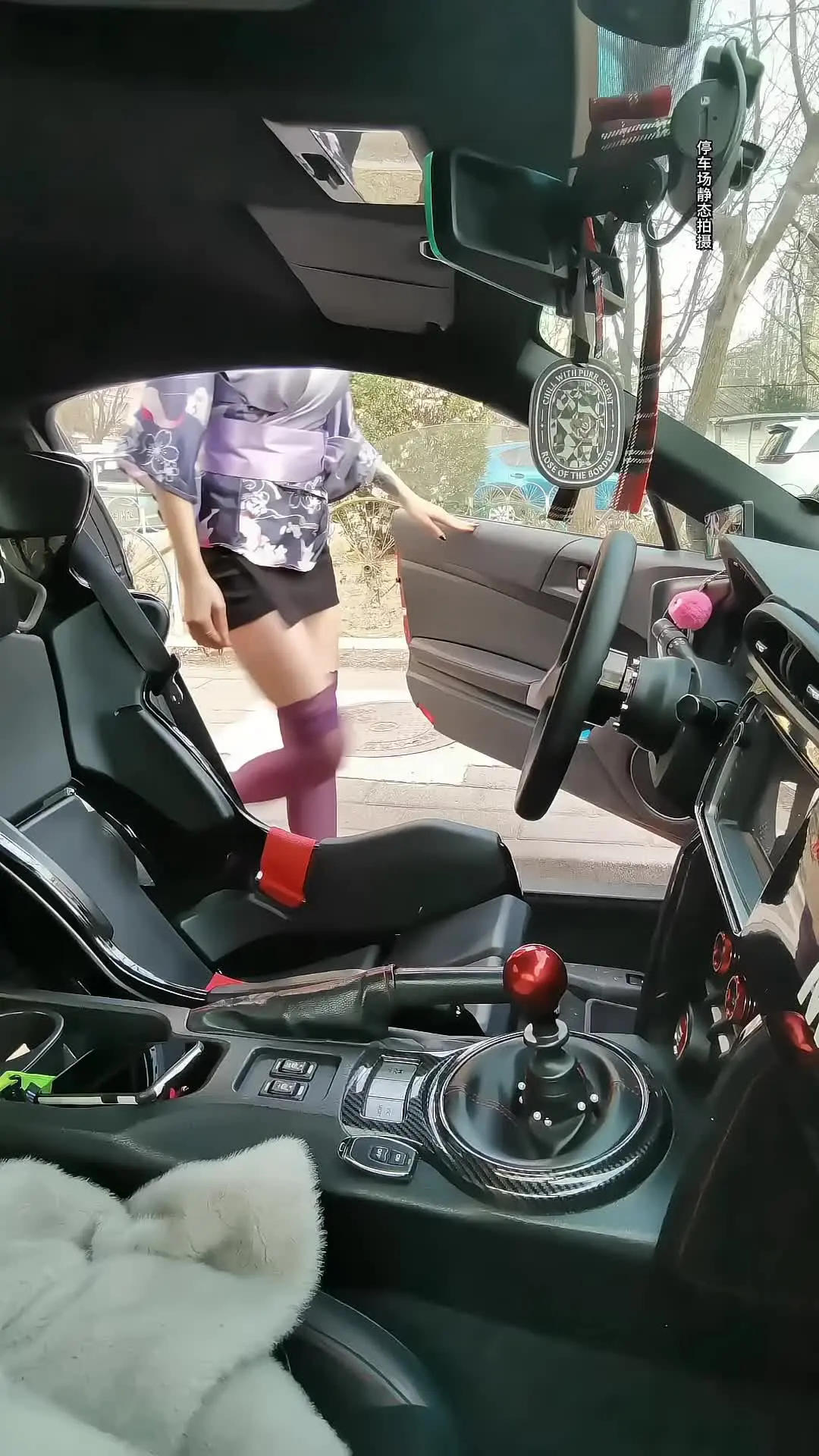 手握方向盘的女孩子 做最酷的女孩