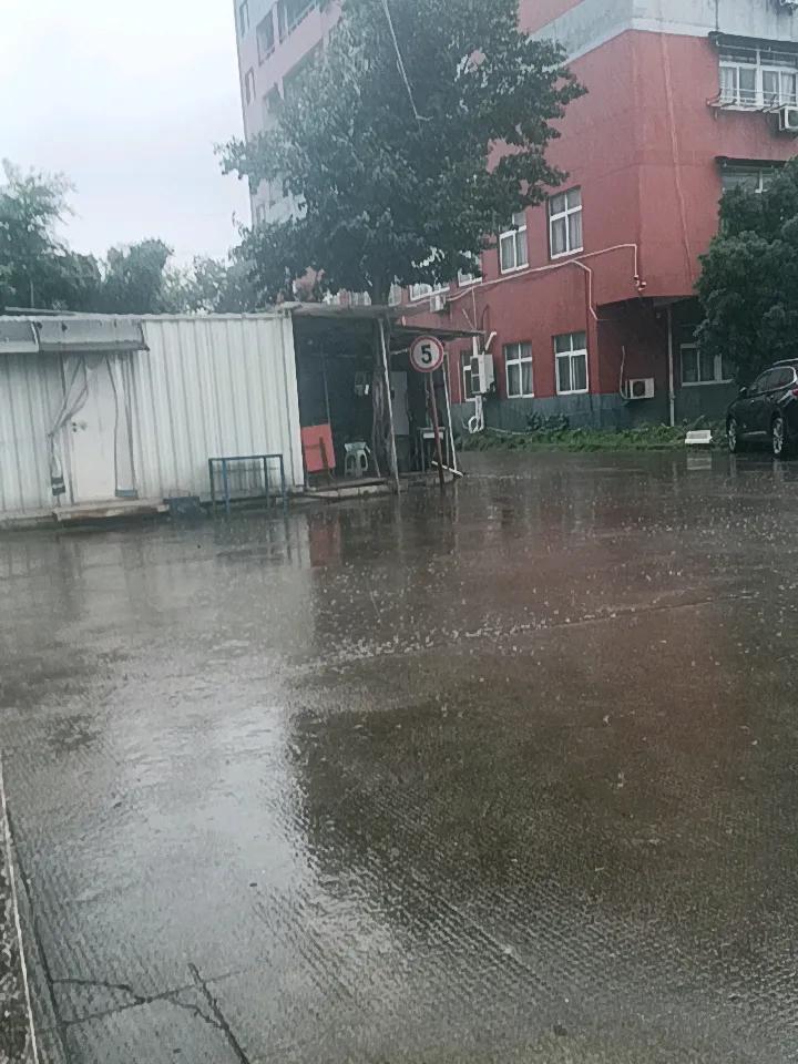 懂得拒绝，也是成年人的幸运
 
今天天气闷得喘不上气，车间里又热又潮，浑身黏糊糊