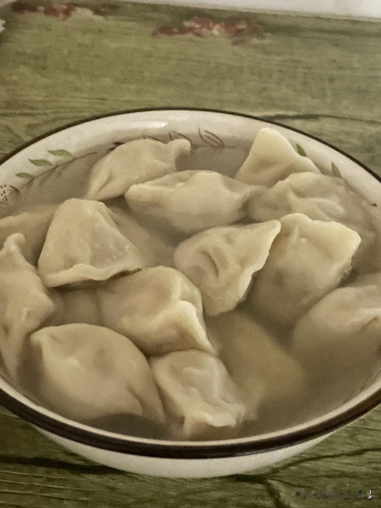 很多人吃饺子喜欢放盘子里，一滴水都没有，这样怎么能吃得出饺子的灵魂呢？
