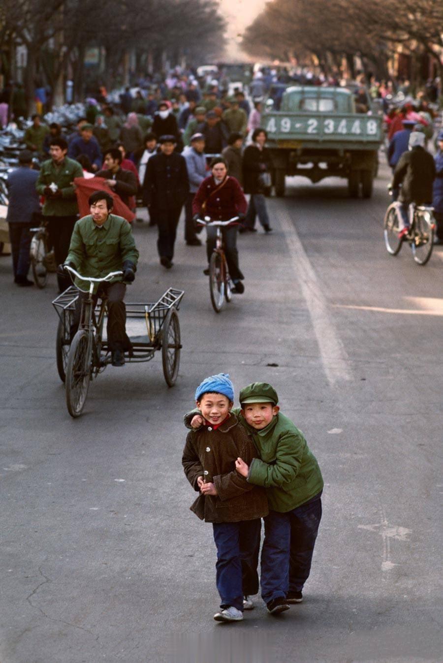  童年的友谊，1984 年，河南洛阳。（摄影史蒂夫·麦柯里 )。 ​​​