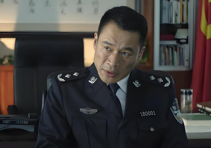 赵东来能不能跟李卫掰一掰手腕。
咱就这么讲吧！
赵东来在李卫家门口跪上三天三夜，