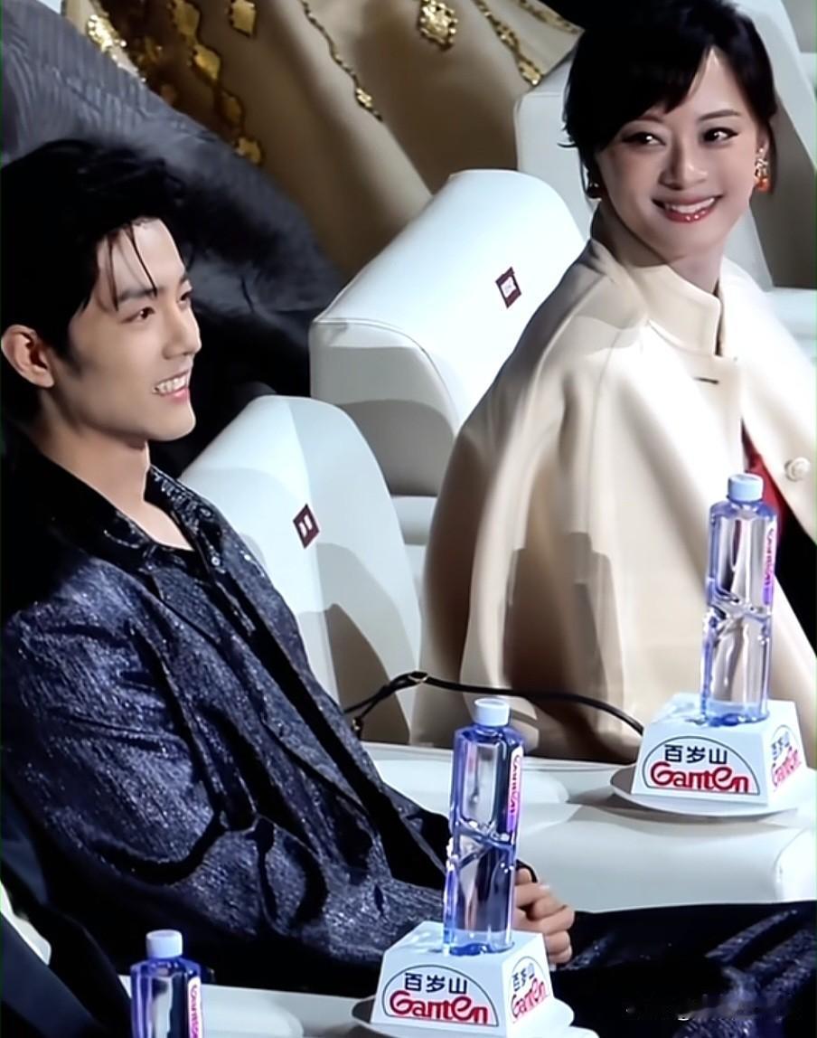 孙俪看肖战的眼神拉丝了，爆浆了，
昨晚的盛会孙俪挨着肖战坐，
两人全程互动有说有