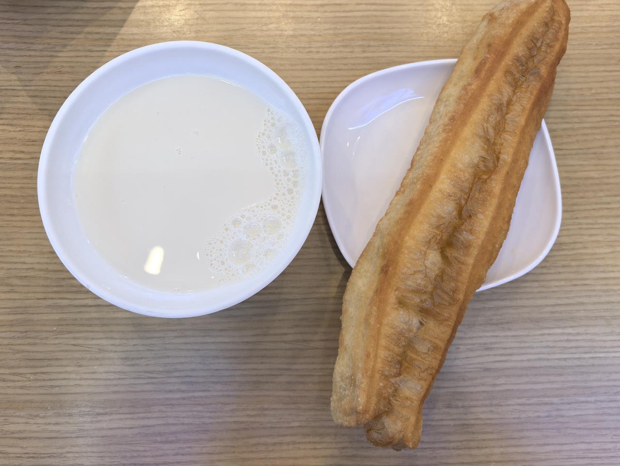社区晨间烟火
 
推开家常小店的门
清晨的烟火缓缓升腾
 
一碗热豆浆漫着细碎泡