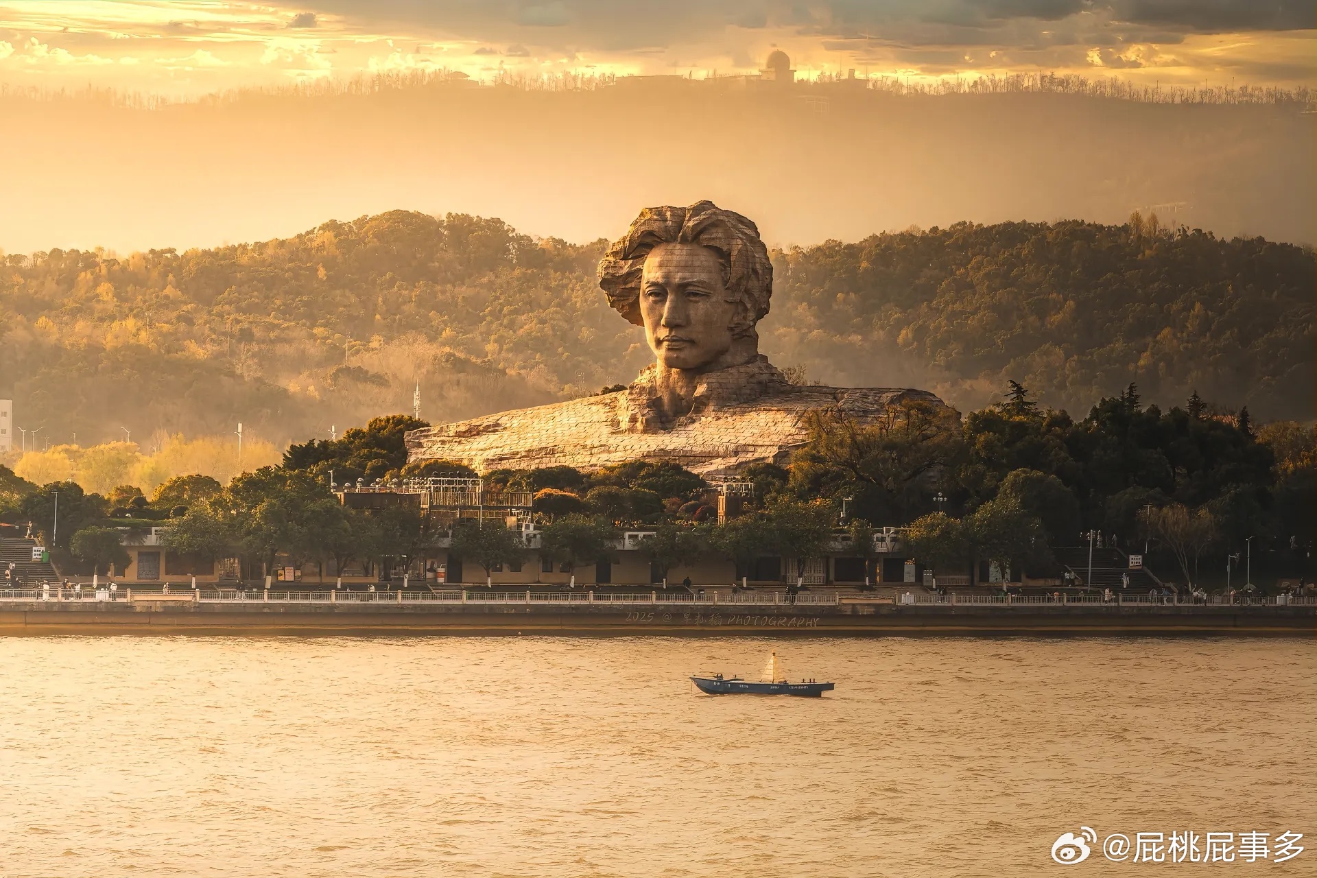 “妈妈，他怎么没有身体”“整个祖国都是他的身躯” 